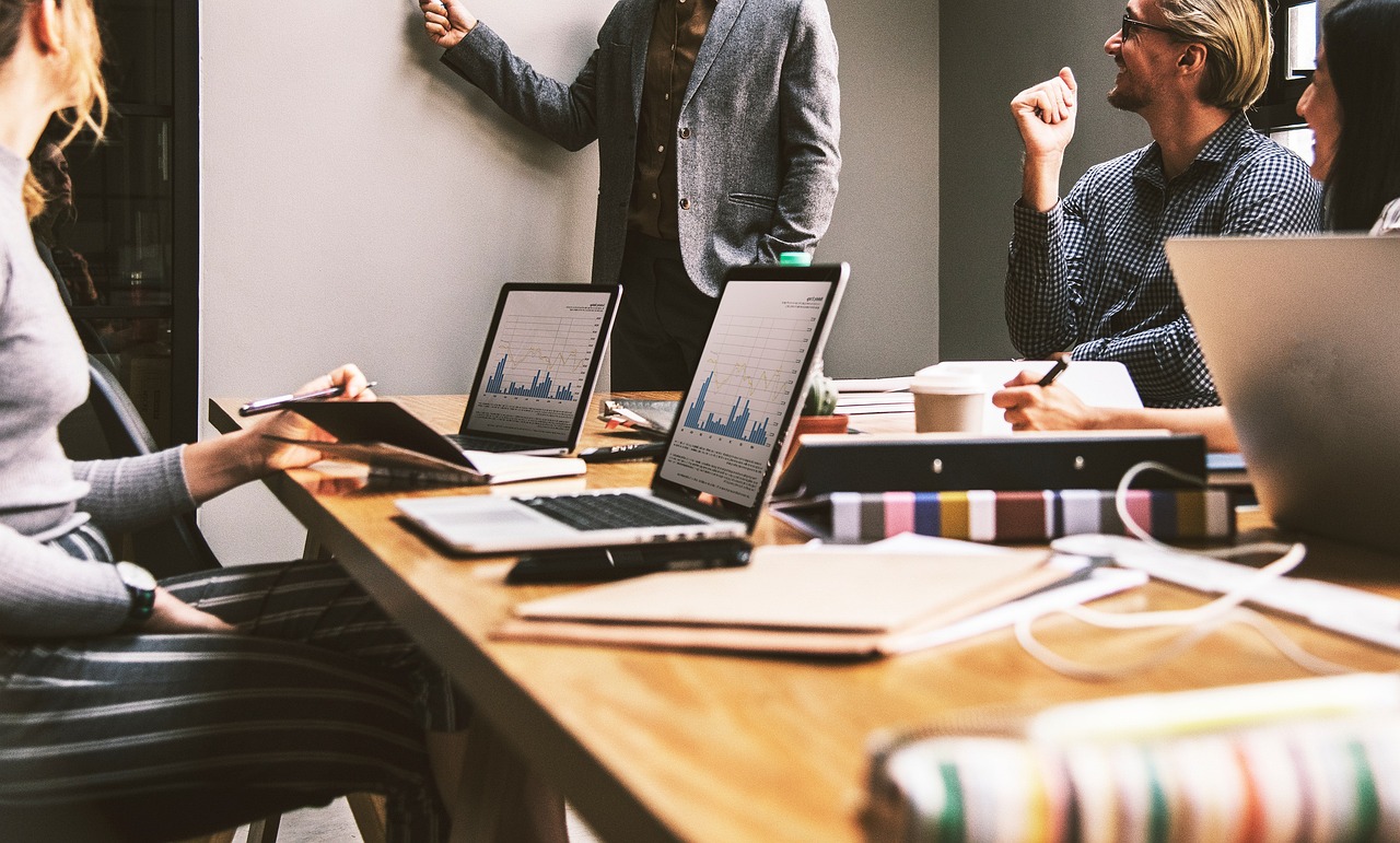 Team riunito per una sessione di lavoro e formazione