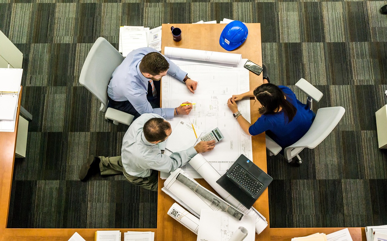 Tavolo di lavoro con persone che pianificano attivita e processi