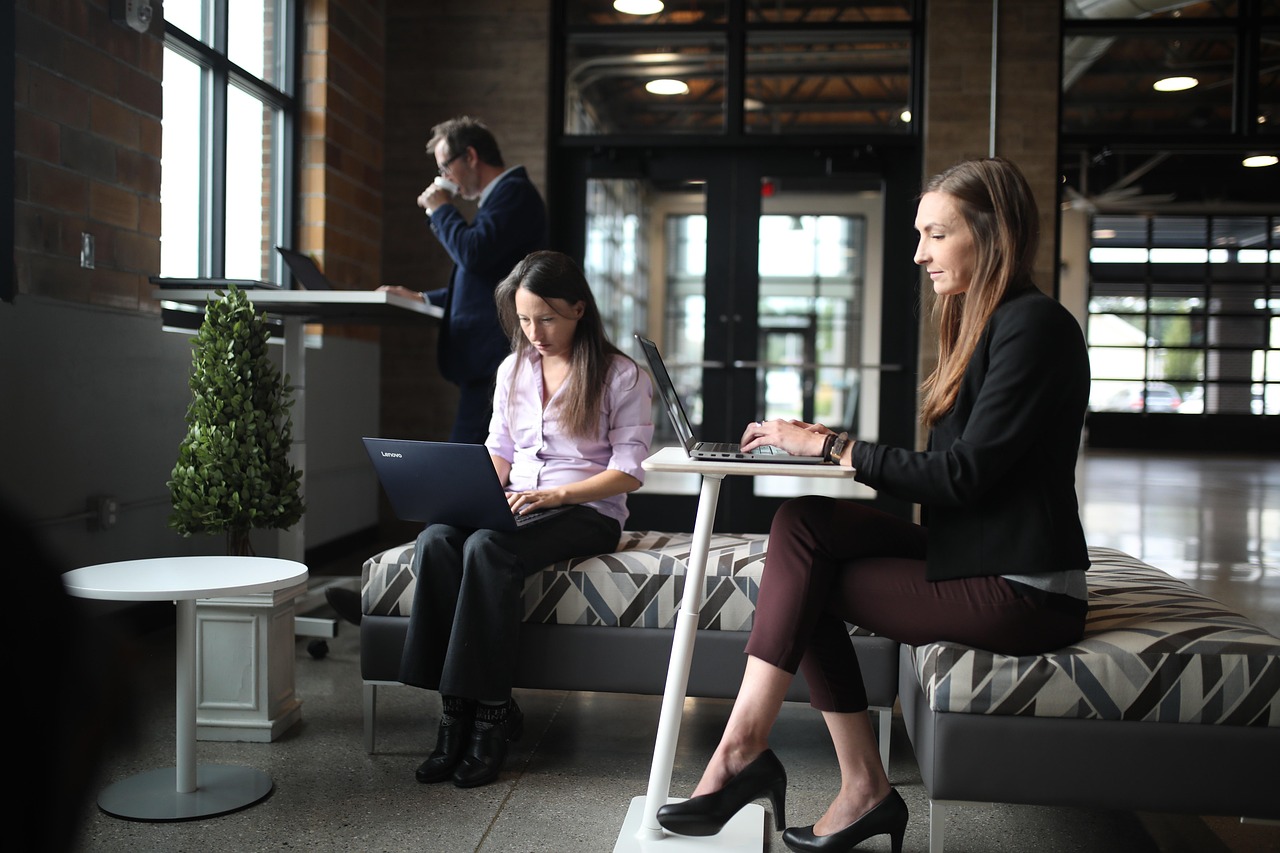 Persone al lavoro in un ufficio durante un confronto operativo